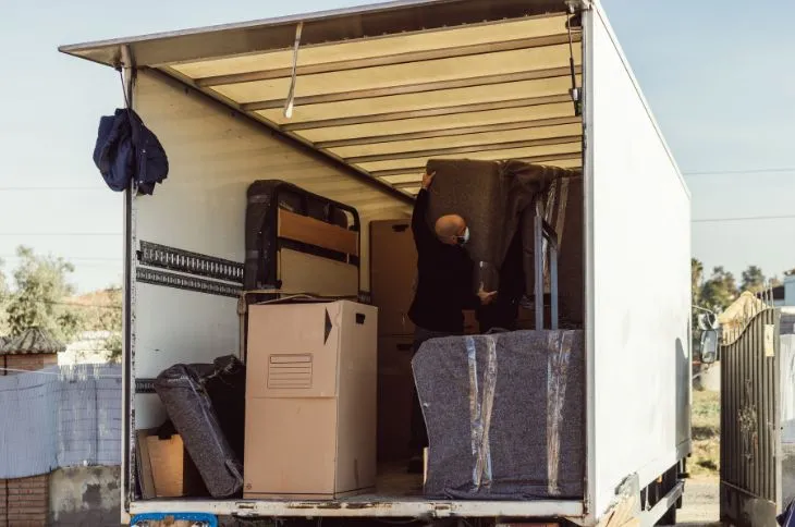 Kartons und Möbel werden ausgeladen Kartons und Möbel werden ausgeladen